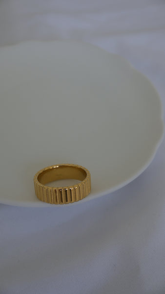 Basic Ribbed 18K Gold Ring