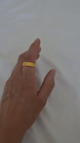 Basic Ribbed 18K Gold Ring
