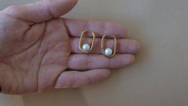 ***RESTOCKED*** Sweety Elegant U-shaped Pearl Huggie Earrings - 18k gold