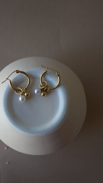 As If Pearl Pendant Hoop Earring - 18k gold